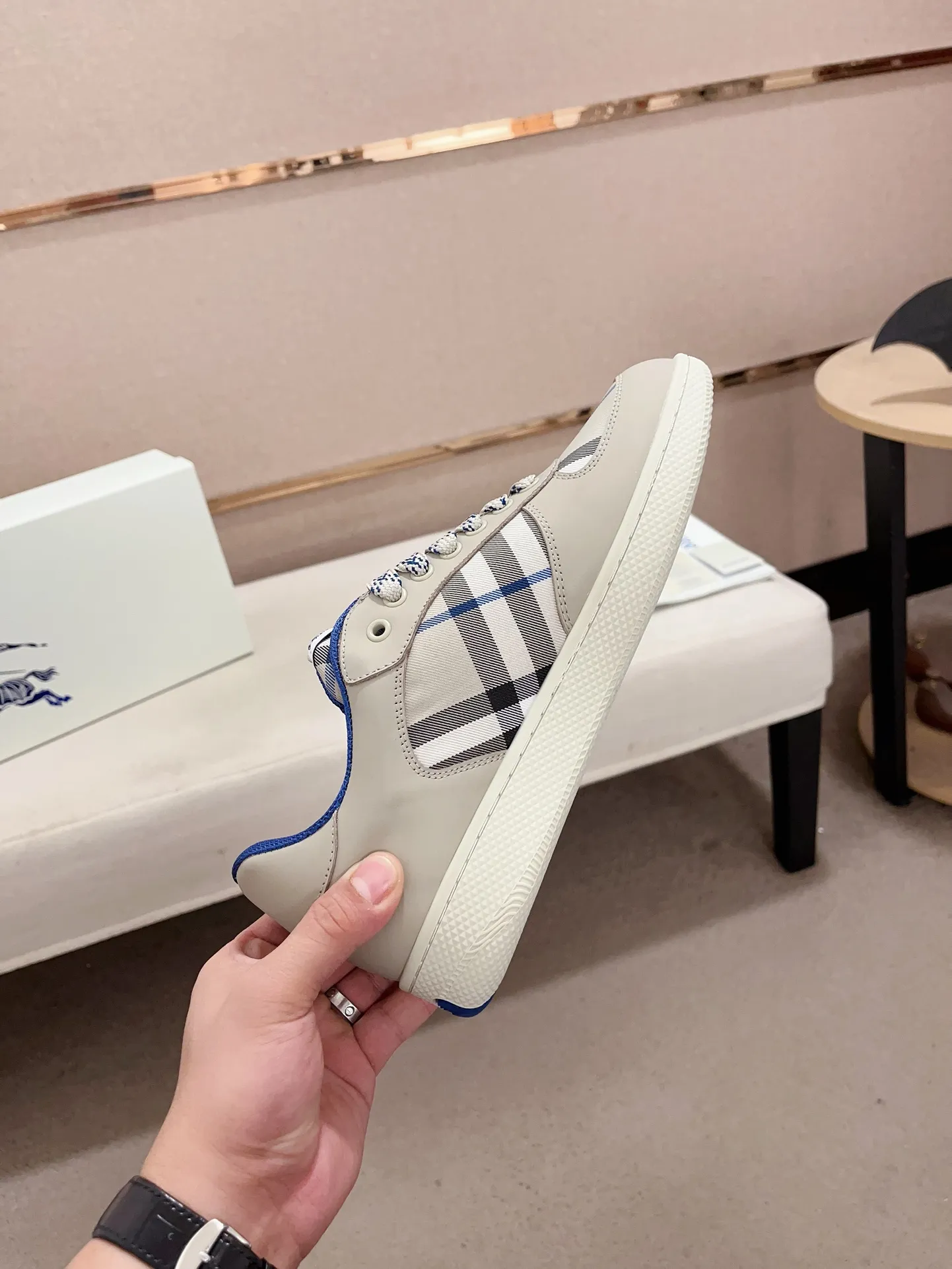 Men's shoes💰: 620💰Top version🥳◾️▫️The new Burberry men's classic low-top sneakers are reinterpreted with Vintage retro plaid cotton material and calfskin, decorated with a new brand logo. First-layer cowhide lining, embossed Burberry logo on the heel, and original TPU outsole! Code number: 38-45. Women's sizes and 46 can be customized.
